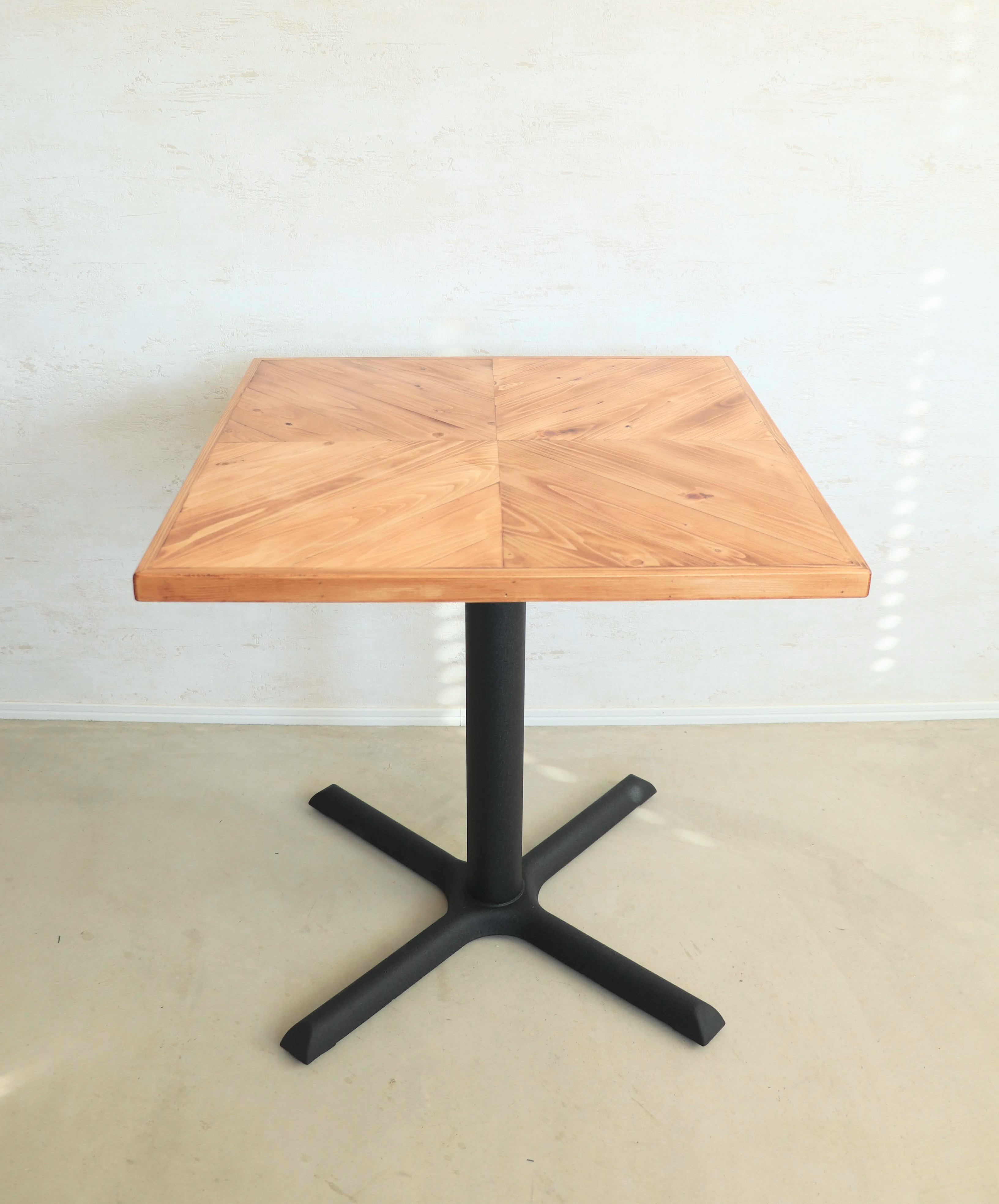 ネイティブデザインテーブル　W700×D700  ダイニングテーブル　カフェテーブル　アイアン脚　店舗什器