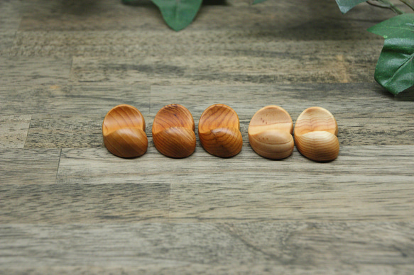 『ワケありな逸品』⑬ 木の箸置き 5個セット　豆形 ミニサイズ 木の種類 イチイ 1枚目の画像