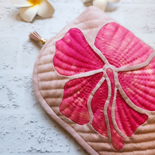 大きめ♪ハイビスカスのステンドグラスキルトのポーチ ハワイアン