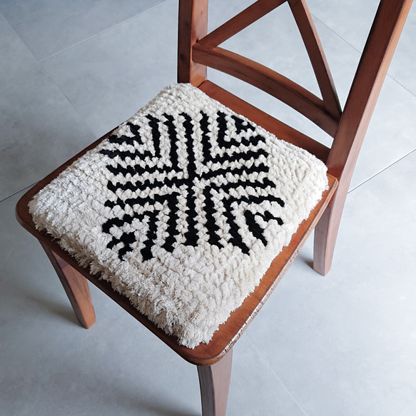 手織りの椅子敷き 1枚目の画像