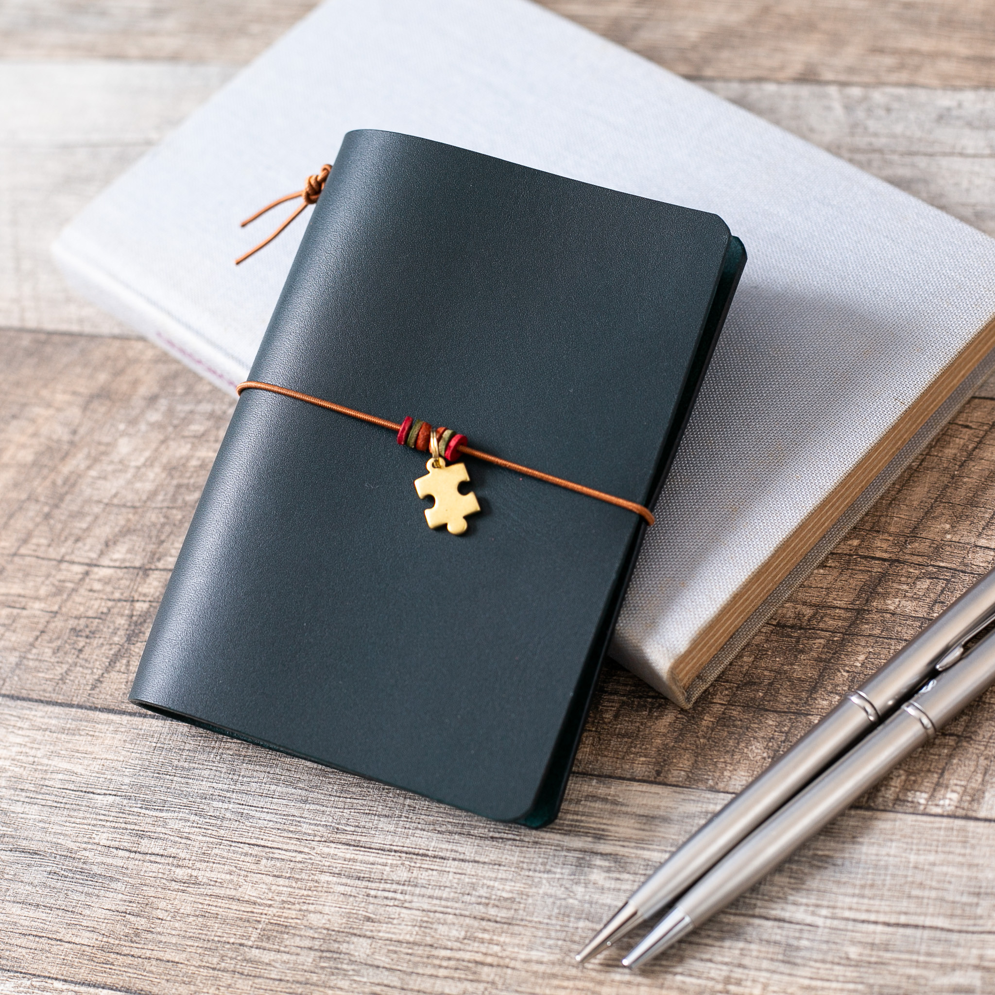 《小さな素敵を書き留めて…》パズルチャームのトラベラーズノートカバー（パスポートサイズ）