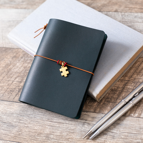 小さな素敵を書き留めて…》パズルチャームのトラベラーズノートカバー