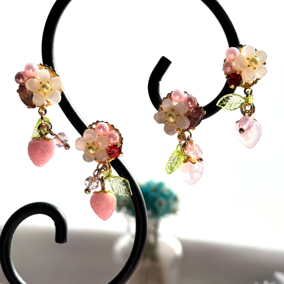 フラワーとピンク小粒いちごが揺れる耳飾り  選べるイヤリング／ピアス 2枚目の画像