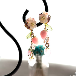 フラワーとリーフと2色のピンク小粒いちごが揺れる耳飾り  選べるイヤリング／ピアス 1枚目の画像