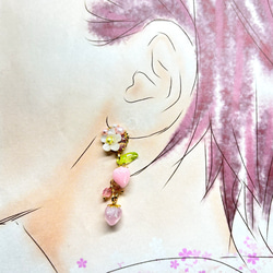 フラワーとリーフと2色のピンク小粒いちごが揺れる耳飾り  選べるイヤリング／ピアス 2枚目の画像