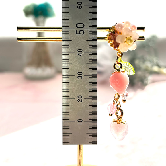 フラワーとリーフと2色のピンク小粒いちごが揺れる耳飾り  選べるイヤリング／ピアス 3枚目の画像