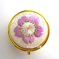 日本刺繍✳桜の花✳絹のアクセサリーケース（ミラー付き）Gold◆生成り◆ 刺繍 手刺繍 伝統工芸 ギフト 1枚目の画像