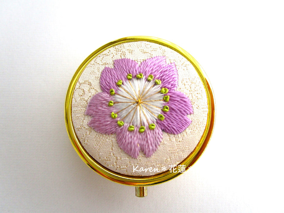 日本刺繍✳桜の花✳絹のアクセサリーケース（ミラー付き）Gold◆生成り◆ 刺繍 手刺繍 伝統工芸 ギフト 1枚目の画像