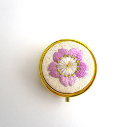 日本刺繍✳桜の花✳絹のアクセサリーケース（ミラー付き）Gold◆生成り◆ 刺繍 手刺繍 伝統工芸 ギフト 3枚目の画像