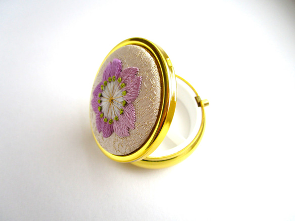 日本刺繍✳桜の花✳絹のアクセサリーケース（ミラー付き）Gold◆生成り◆ 刺繍 手刺繍 伝統工芸 ギフト 5枚目の画像