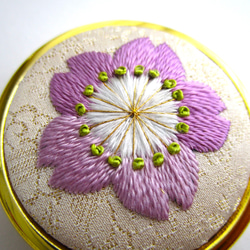 日本刺繍✳桜の花✳絹のアクセサリーケース（ミラー付き）Gold◆生成り◆ 刺繍 手刺繍 伝統工芸 ギフト 2枚目の画像