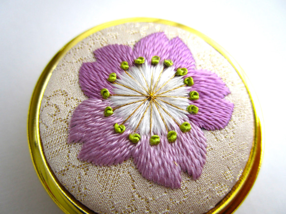 日本刺繍✳桜の花✳絹のアクセサリーケース（ミラー付き）Gold◆生成り◆ 刺繍 手刺繍 伝統工芸 ギフト 2枚目の画像