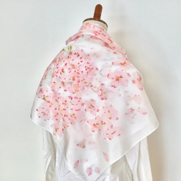 桜の型染大判スカーフ 3枚目の画像