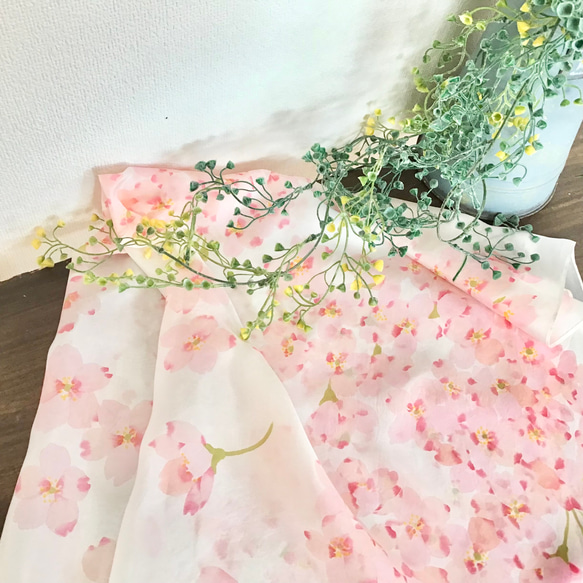 桜の型染大判スカーフ 1枚目の画像