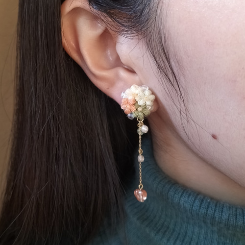 ちいさな花束と揺れるハートNo.1/刺繍糸のイヤリング・ピアス/ガラス 