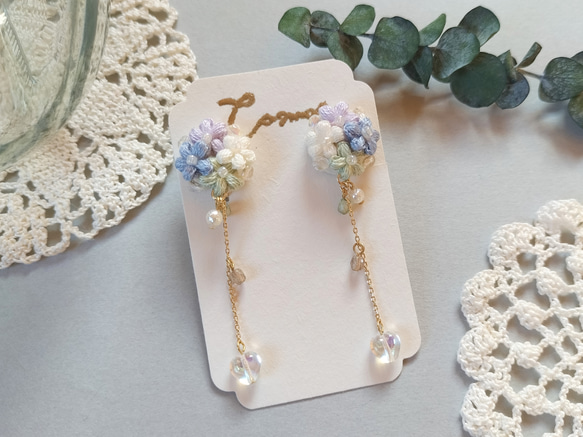 揺れるハートと刺繍糸の花束No.2/イヤリング・ピアス/レース編み/ガラスビーズ パステルブルー 水色 1枚目の画像