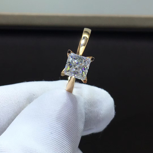 newデザイン】1カラット プリンセスカットモアサナイト リング K18YG 