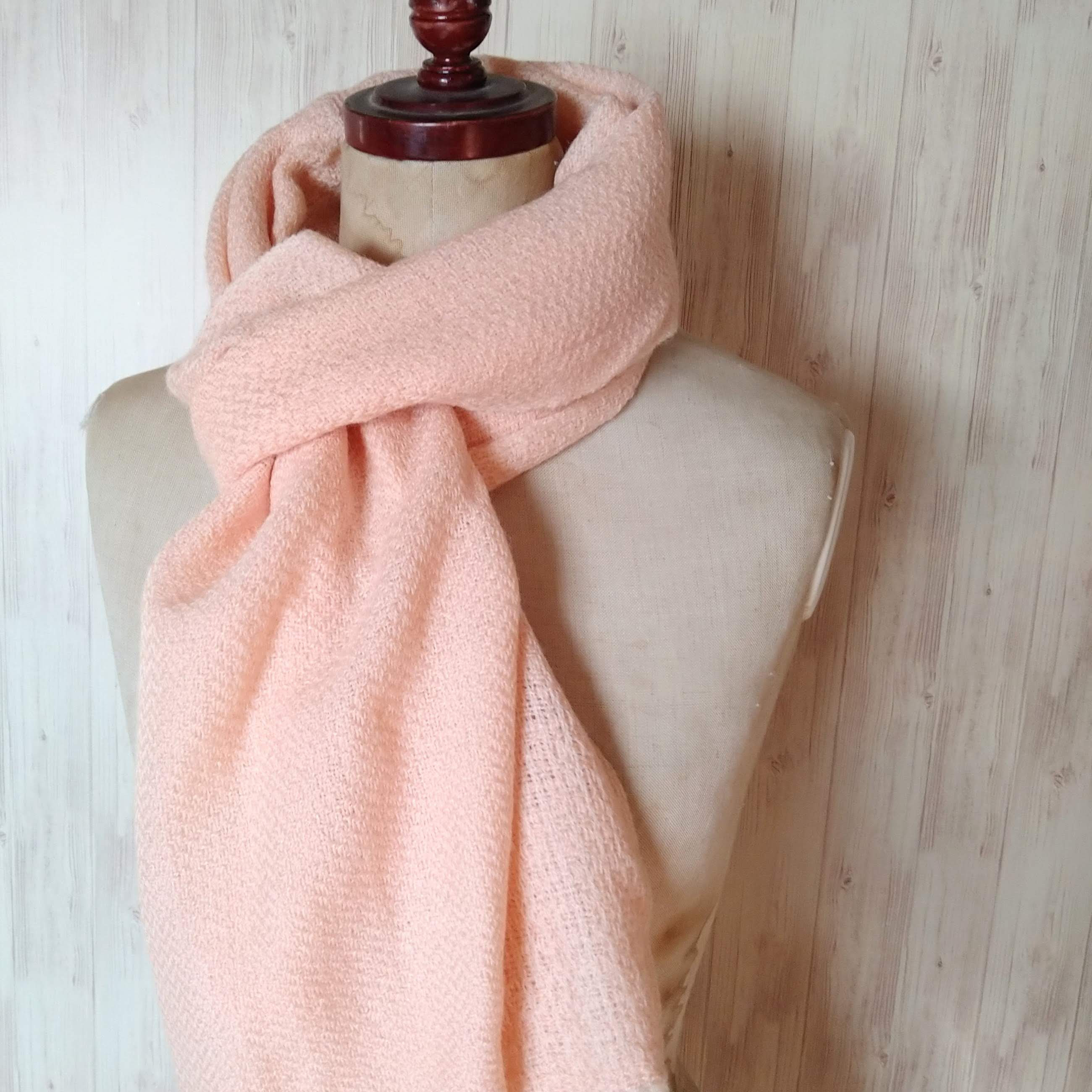 シルクウール×カシミヤ　光沢のあるマフラーストール　プチ大判　手織り　 桜色