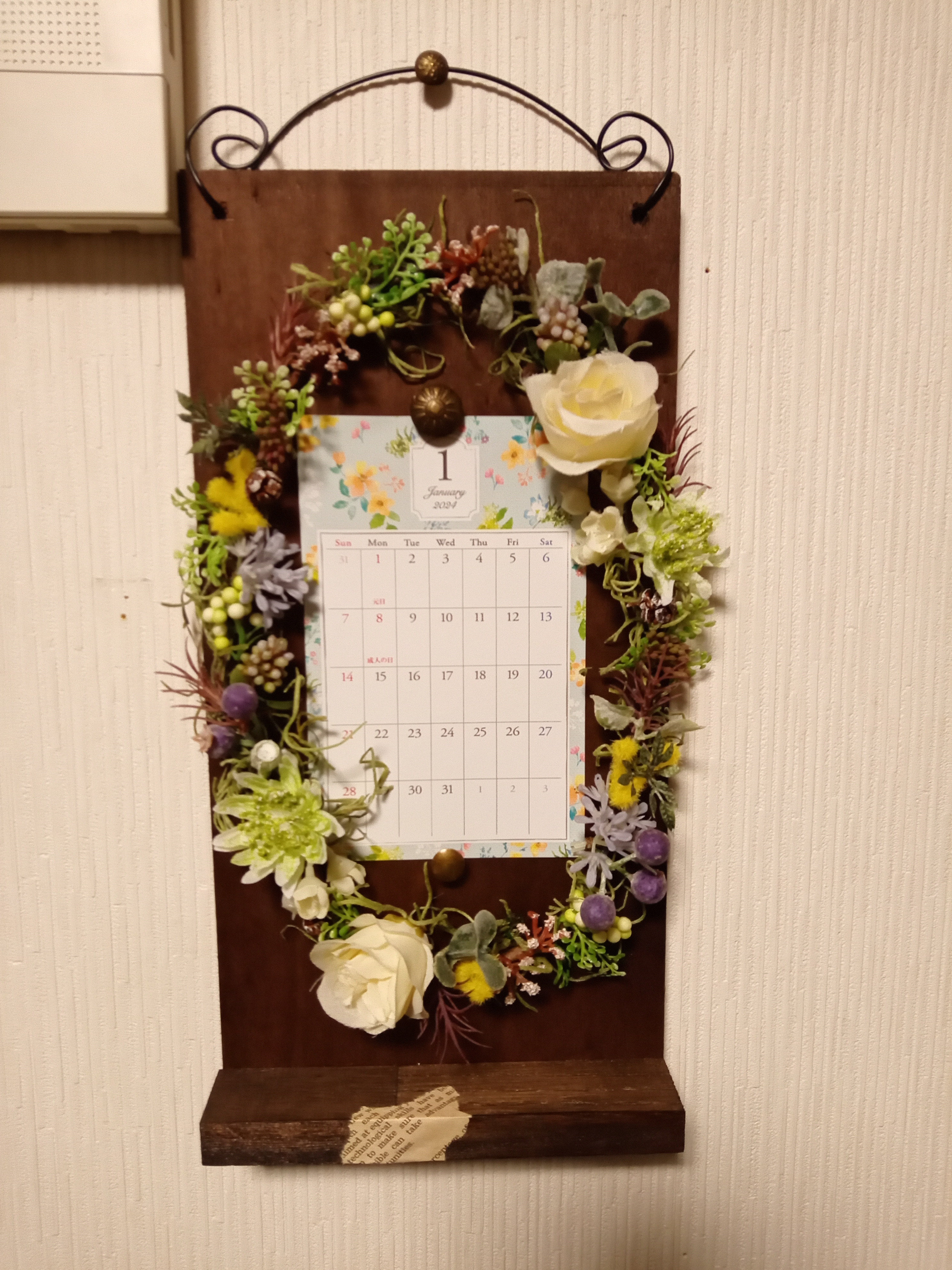 お花畑風リースのカレンダーかけ＾＾ 2024年度カレンダー