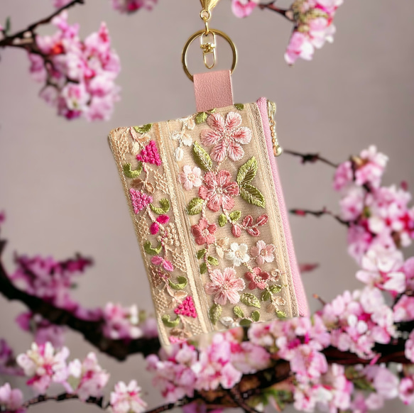 桜/インド刺繍×帆布★キーホルダー付きフラットポーチ/マルチケース【2種類よりお選びいただけます】 2枚目の画像