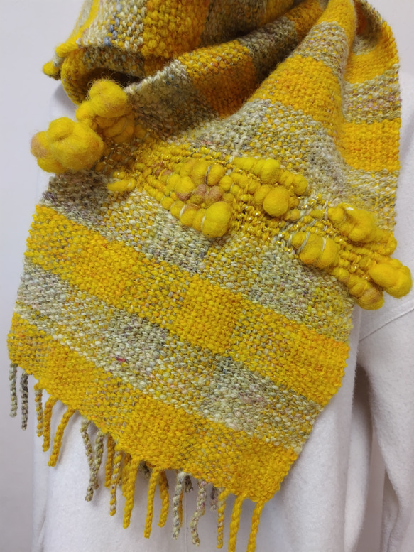 手紡ぎ手織りのマフラー　幸福を呼ぶミモザのようなイエロー 4枚目の画像