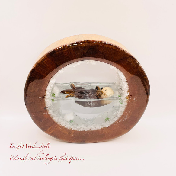 一つ限りの流木アート 海に浮かぶラッコ ジオラマ 流木 フィギュア 置物 インテリア レジン テラリウム 生き物 N16 3枚目の画像