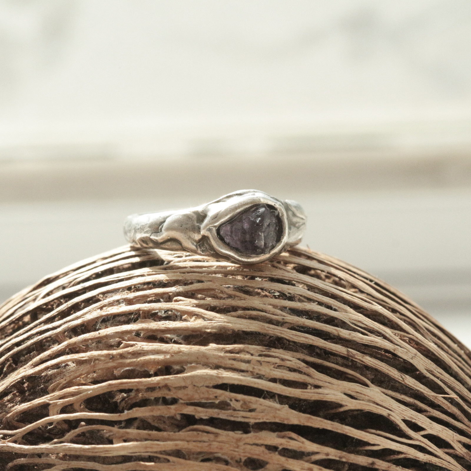 鮮やかな紫色のアメジストが入ったシルバーリング