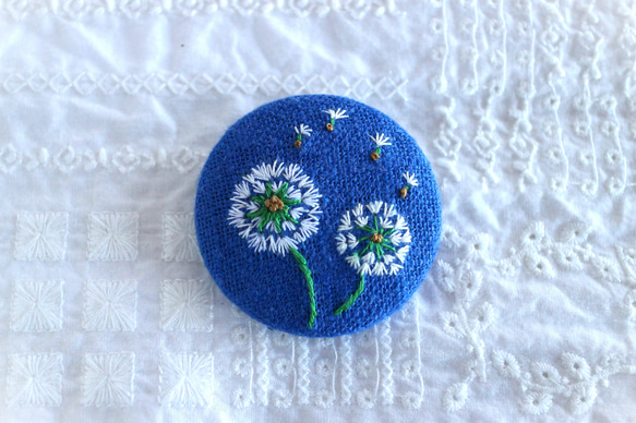 たんぽぽ＊手刺繍のブローチ＊Royal Blue 1枚目の画像