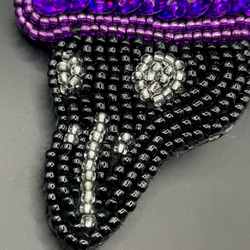 カラスの薬売り～紫～  ビーズ刺繍ブローチ 6枚目の画像