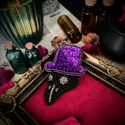カラスの薬売り～紫～  ビーズ刺繍ブローチ 1枚目の画像
