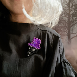 カラスの薬売り～紫～  ビーズ刺繍ブローチ 2枚目の画像