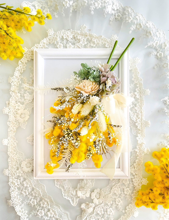 ミモザとデージーブッシュのナチュラルスワッグ