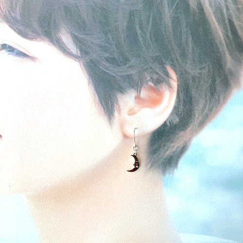 小さな 月 と 太陽 の ピアス （アシンメトリー 三日月 ステンレス調