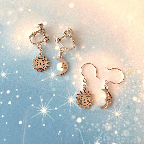 小さな 月 と 太陽 の ピアス （アシンメトリー 三日月 ステンレス調