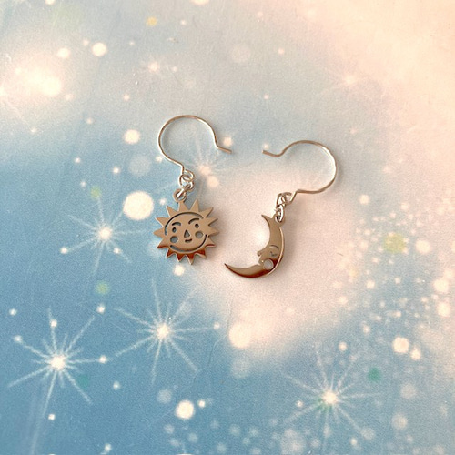 小さな 月 と 太陽 の ピアス （アシンメトリー 三日月 ステンレス調