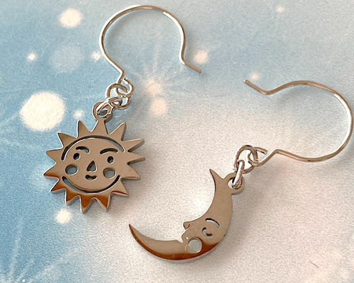 小さな 月 と 太陽 の ピアス （アシンメトリー 三日月