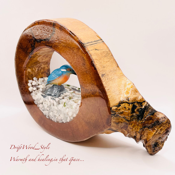 一つ限りの流木アート 水辺のカワセミ ジオラマ 流木 フィギュア 置物 動物 鳥 インテリア レジン 水辺 N19 7枚目の画像