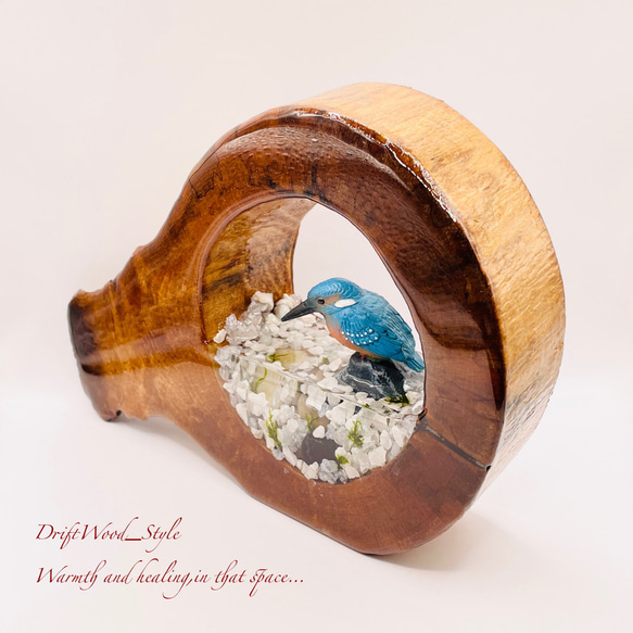 一つ限りの流木アート 水辺のカワセミ ジオラマ 流木 フィギュア 置物 動物 鳥 インテリア レジン 水辺 N19 3枚目の画像