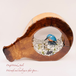 一つ限りの流木アート 水辺のカワセミ ジオラマ 流木 フィギュア 置物 動物 鳥 インテリア レジン 水辺 N19 2枚目の画像