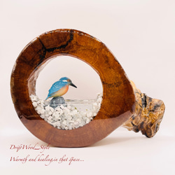 一つ限りの流木アート 水辺のカワセミ ジオラマ 流木 フィギュア 置物 動物 鳥 インテリア レジン 水辺 N19 5枚目の画像