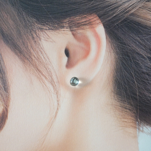 粒シーグラスのまる艶ピアス（白） ピアス（スタッド・一粒） Piantina 