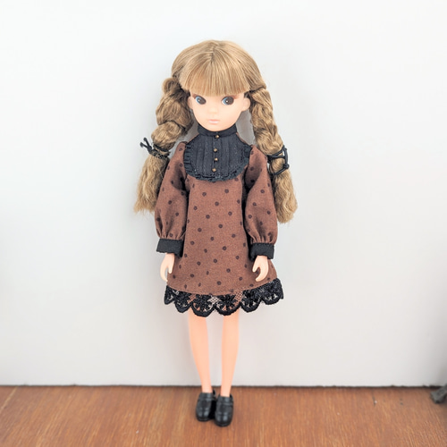 1047【復刻版初代リカちゃん】.茶色のドット柄のワンピース・黒 1047【復刻版初代リカちゃん】.茶色のドット柄のワンピース・黒