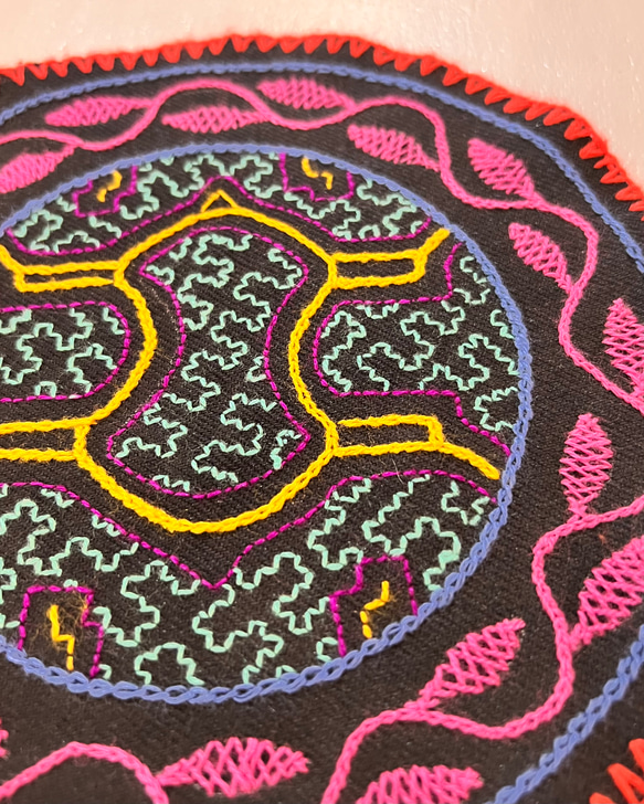 南米ペルーアマゾン　シピボ族のハンドメイド刺繍マット　アルマジロ　伝統工芸品　 3枚目の画像