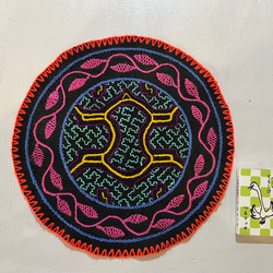 南米ペルーアマゾン　シピボ族のハンドメイド刺繍マット　アルマジロ　伝統工芸品　 5枚目の画像