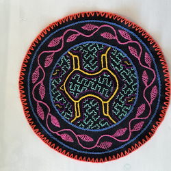 南米ペルーアマゾン　シピボ族のハンドメイド刺繍マット　アルマジロ　伝統工芸品　 1枚目の画像