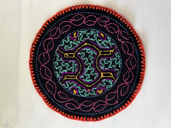 南米ペルーアマゾン　シピボ族のハンドメイド刺繍マット　アルマジロ　伝統工芸品　 2枚目の画像