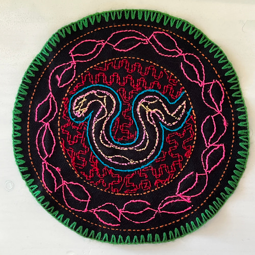 南米ペルーアマゾン シピボ族のハンドメイド刺繍マット スネーク