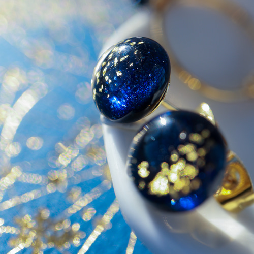 No.489-A　琉球ガラス♡ブラックラメ☆ピアス・イヤリング(ネイビーブルー) 星空》煌めきガラスのピアス/イヤリング ネイビー 紺色 夜空 ガラス