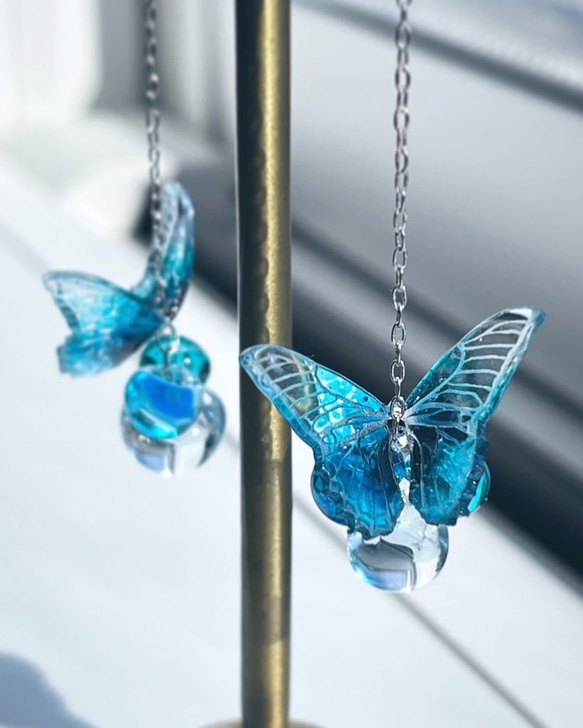 水色 蝶デザインのミニピアス 在庫限り】『水色蝶々』小さな立体蝶々のピアス・イヤリング