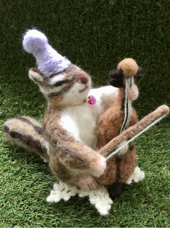 受注制作☆ 【動物音楽隊シリーズ】シマリスのチェリスト (高さ約17cm)